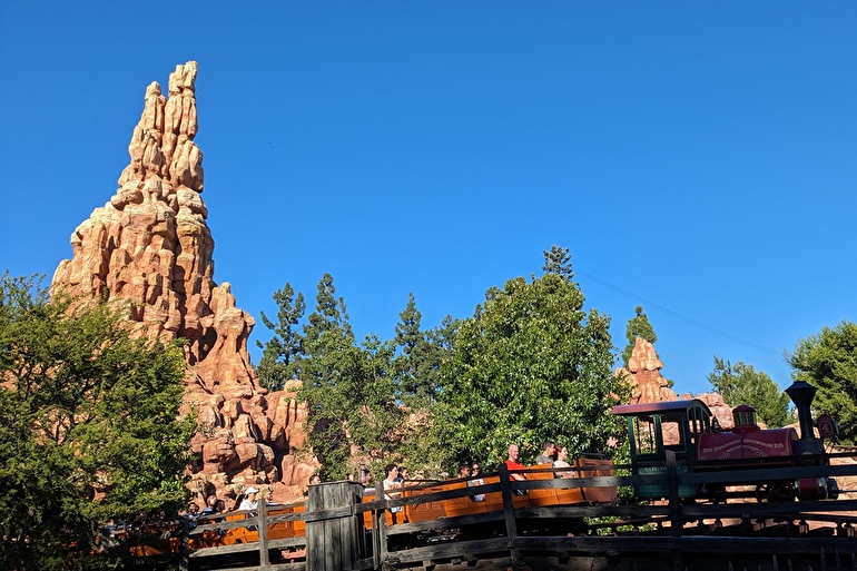 ビッグサンダーマウンテン (Big Thunder Mountain Railroad) - フロンティアランド(FRONTIER LAND)